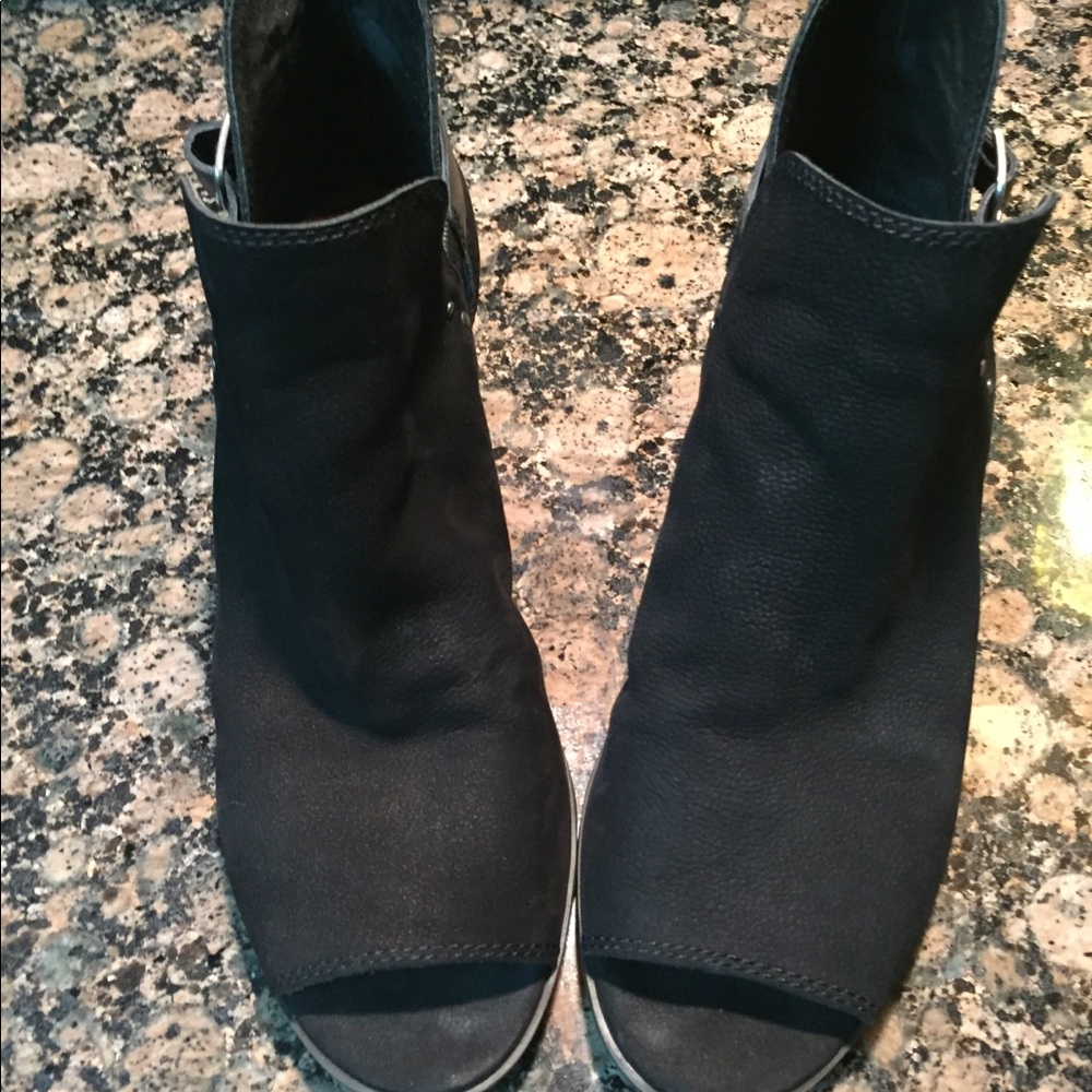 Women’s ankle booties